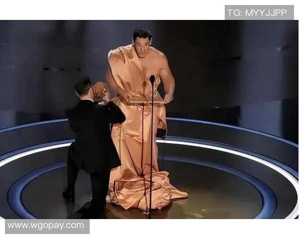 约翰-埃格伯努发布个人写真集展现多面魅力